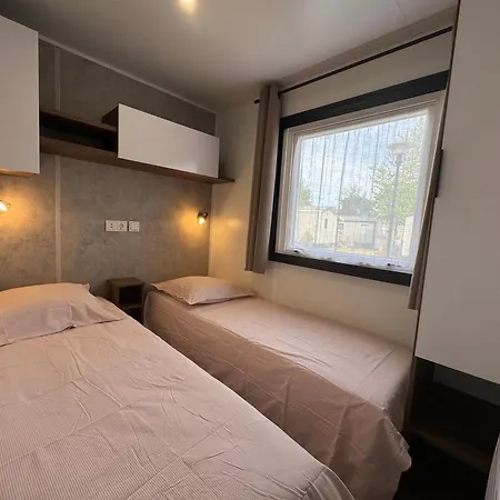 Un Toit Sur Le Bassin Solaire Campeggio *