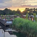 Un Toit Sur Le Bassin Solaire Campsite *