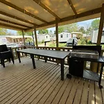 Un Toit Sur Le Bassin Solaire Campsite